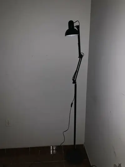 foto de Techled Luminária De Chão Articulada 1,9m Abajur De Chão Escritório Cor Da Estrutura Preto