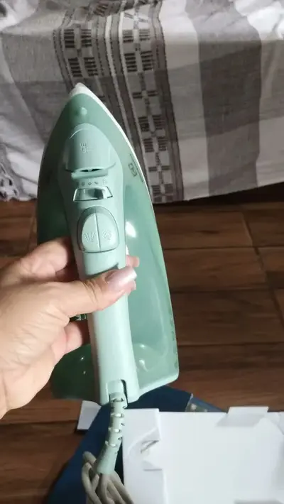 foto de Ferro de Passar Seco e vapor Electrolux base cerâmica Glissium vapor vertical extra alta capacidade 1500W Cabo 1.80m ESI50