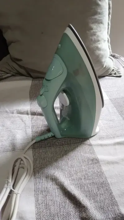 foto de Ferro de Passar Seco e vapor Electrolux base cerâmica Glissium vapor vertical extra alta capacidade 1500W Cabo 1.80m ESI50