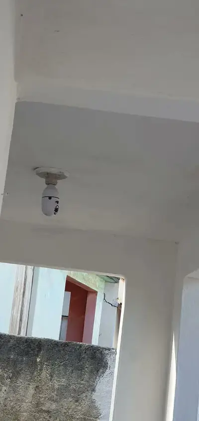 foto de Câmera Lampada De segurança Casenn Ip Wifi Com Visão Noturna Interna Externa App ICSEE Espiã 360o Cor Branco