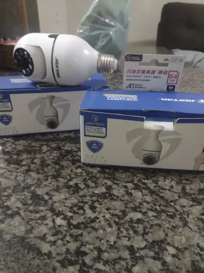 foto de Câmera Lampada De segurança Casenn Ip Wifi Com Visão Noturna Interna Externa App ICSEE Espiã 360o Cor Branco