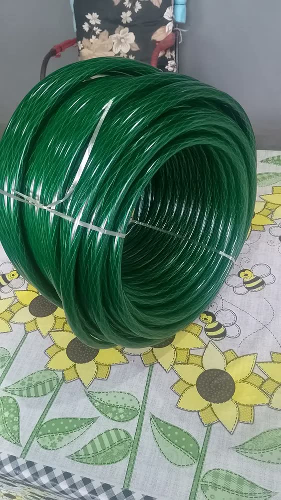 foto de Mangueira Jardim 50m Anti-torção Verde PVC CaeHome com Esguicho