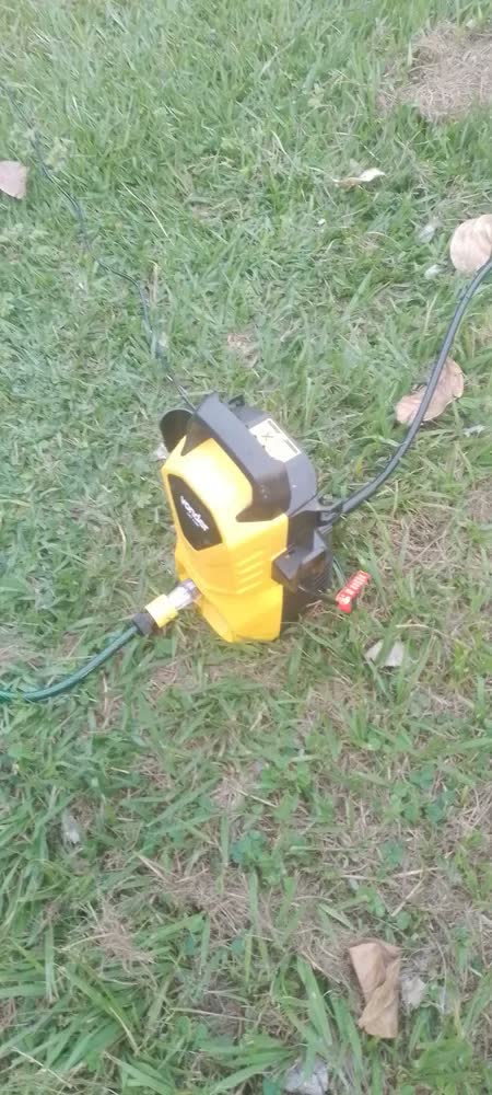 foto de Lavadora de alta pressão Vonder Leve LAV1300 amarela e preta de 1200W