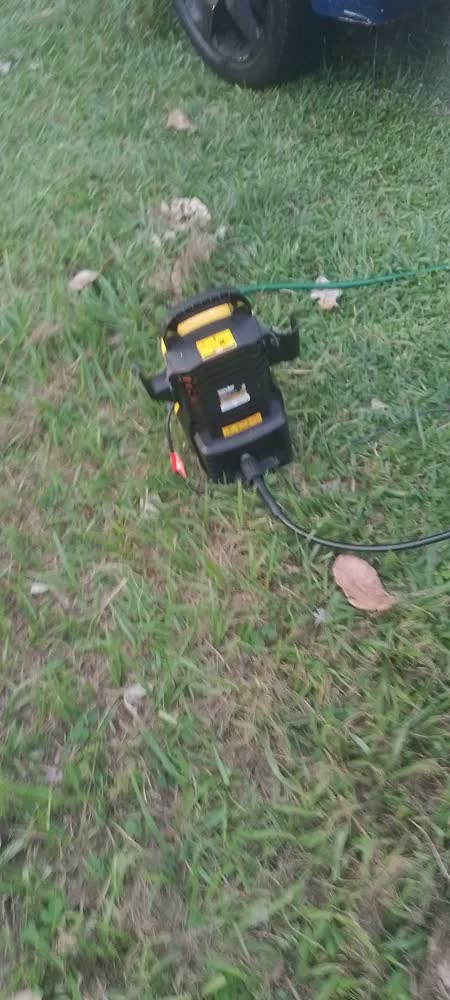 foto de Lavadora de alta pressão Vonder Leve LAV1300 amarela e preta de 1200W