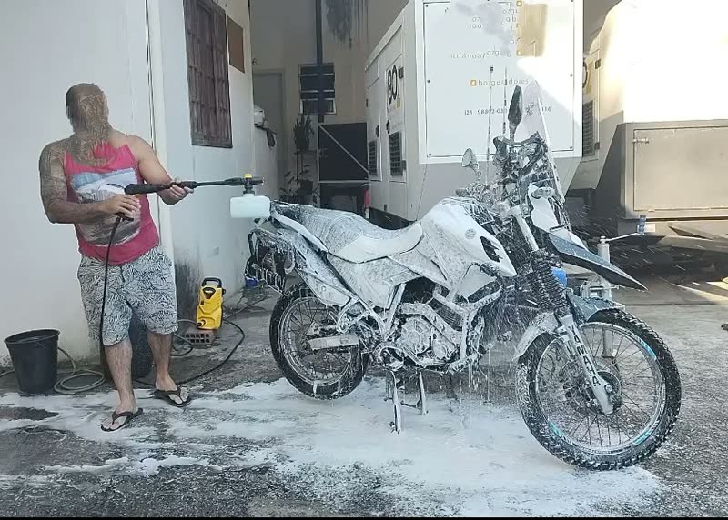 foto de Lavadora de alta pressão Vonder Leve LAV1300 amarela e preta de 1200W
