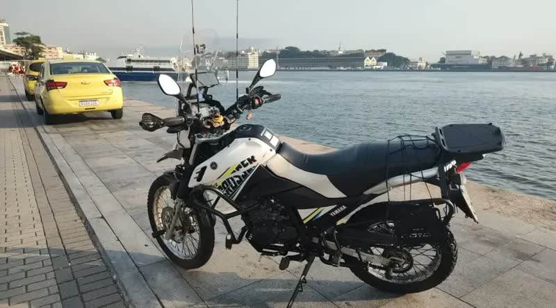 foto de Lavadora de alta pressão Vonder Leve LAV1300 amarela e preta de 1200W