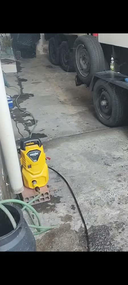 foto de Lavadora de alta pressão Vonder Leve LAV1300 amarela e preta de 1200W