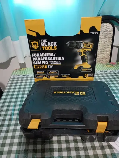 foto de Parafusadeira Furadeira De Impacto The Black Tools Profissional TB-21PX 2 Baterias Com Maleta 60Hz Amarelo