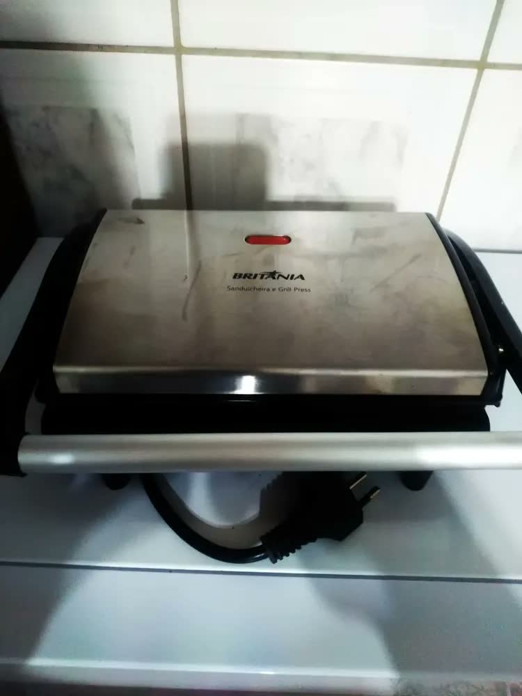 foto de Sanduicheira Grill Britânia Bgr28a Redstone 1200w