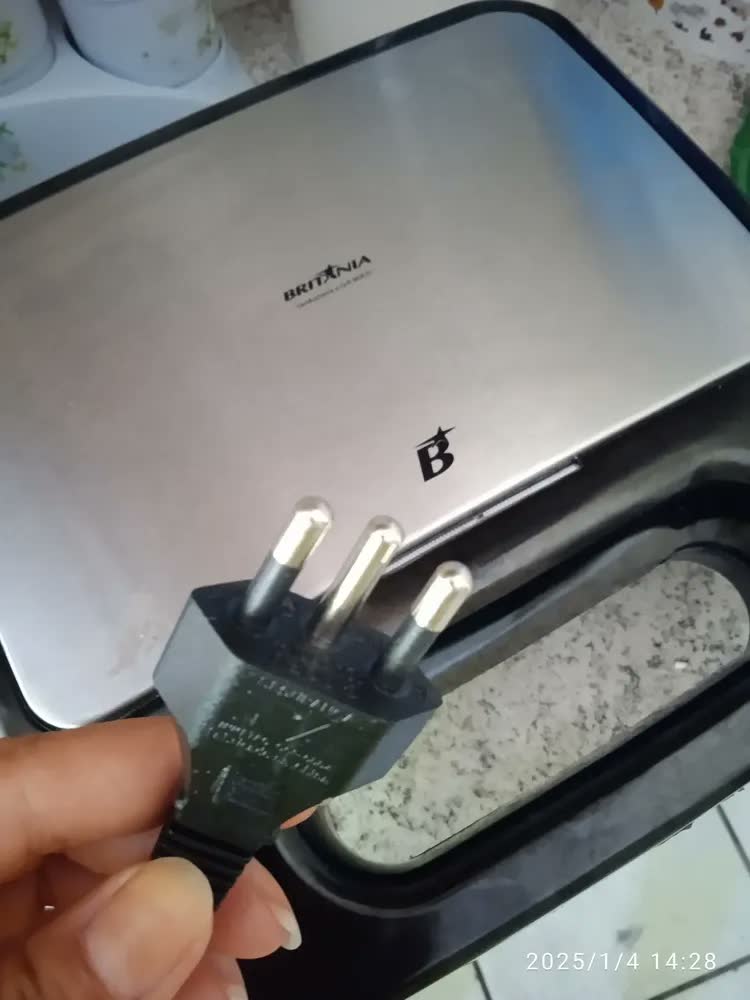 foto de Sanduicheira E Grill Britânia Bgr20 Chapas Antiaderentes 150 Cor Preto
