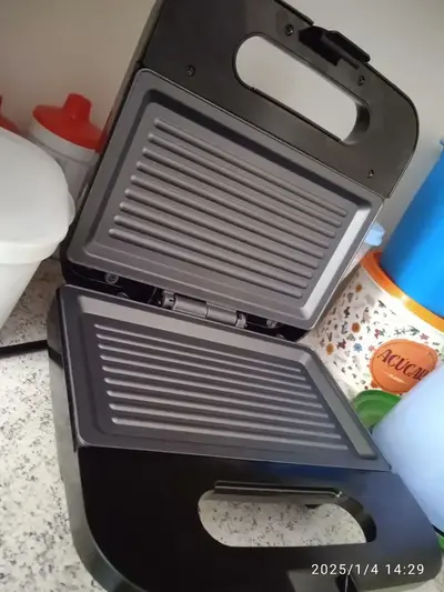 foto de Sanduicheira E Grill Britânia Bgr20 Chapas Antiaderentes 150 Cor Preto