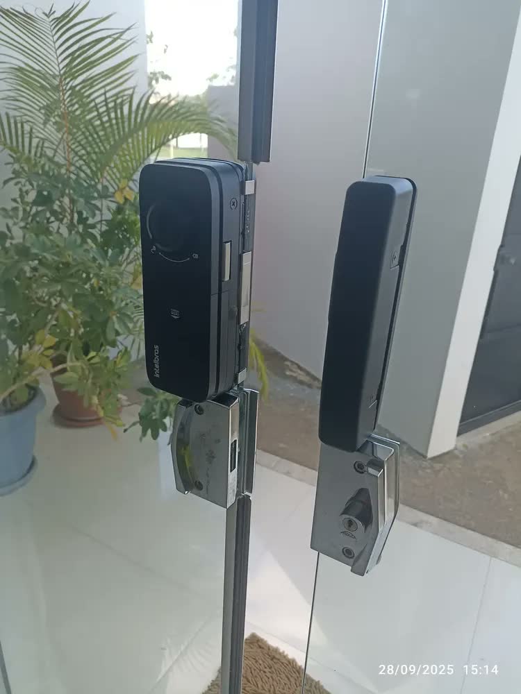 foto de Fechadura Digital Mfr 4000 Inteligente P/ Porta De Vidro