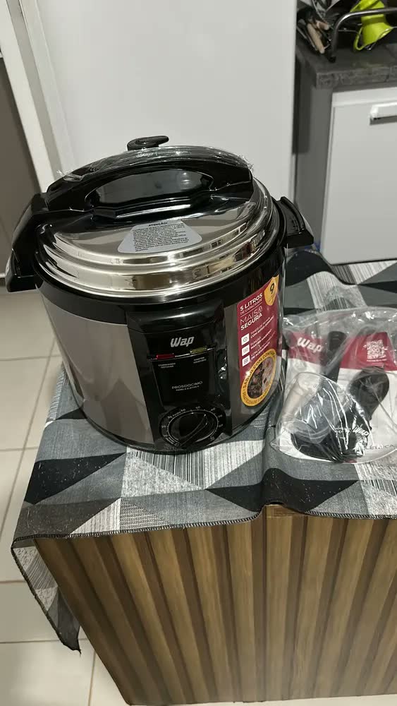 foto de Panela de Pressão Elétrica WAP Wppe2 5 Llitro Antiaderente 900W Inox e Preta