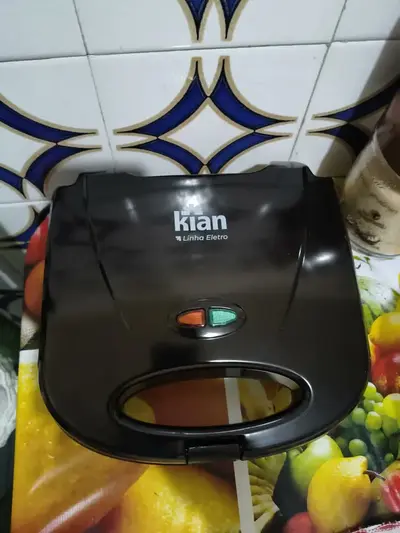 foto de Sanduicheira Grill 2 Em 1 Kian Preta Elétrica 750w Cor Preto,Seu Mixto Quente Ultra Rápido, e Outros Petiscos