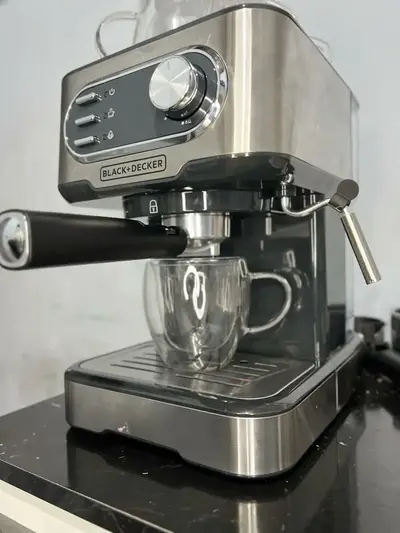foto de Cafeteira Elétrica BLACK+DECKER CE1100G Cápsulas Nespresso e Dolce Gusto 127V