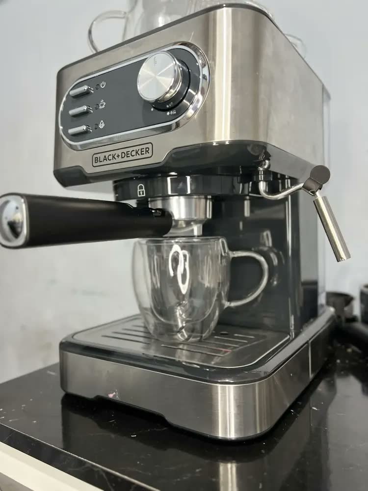 foto de Cafeteira Elétrica BLACK+DECKER CE1100G Cápsulas Nespresso e Dolce Gusto 127V