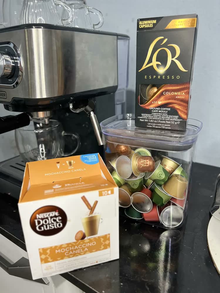 foto de Cafeteira Elétrica BLACK+DECKER CE1100G Cápsulas Nespresso e Dolce Gusto 127V