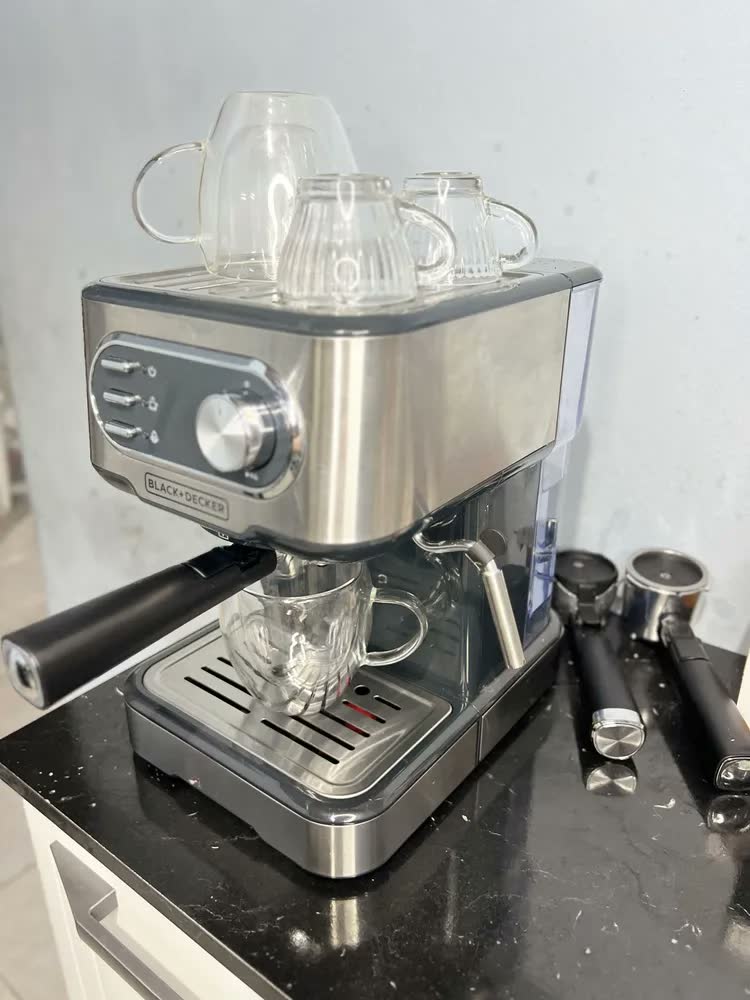 foto de Cafeteira Elétrica BLACK+DECKER CE1100G Cápsulas Nespresso e Dolce Gusto 127V