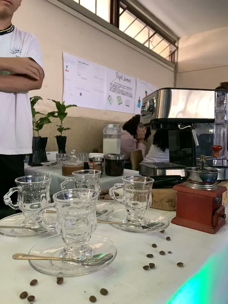 foto de Cafeteira Elétrica BLACK+DECKER CE1100G Cápsulas Nespresso e Dolce Gusto 127V