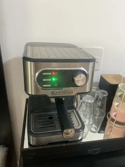 foto de Cafeteira Elétrica BLACK+DECKER CE1100G Cápsulas Nespresso e Dolce Gusto 127V