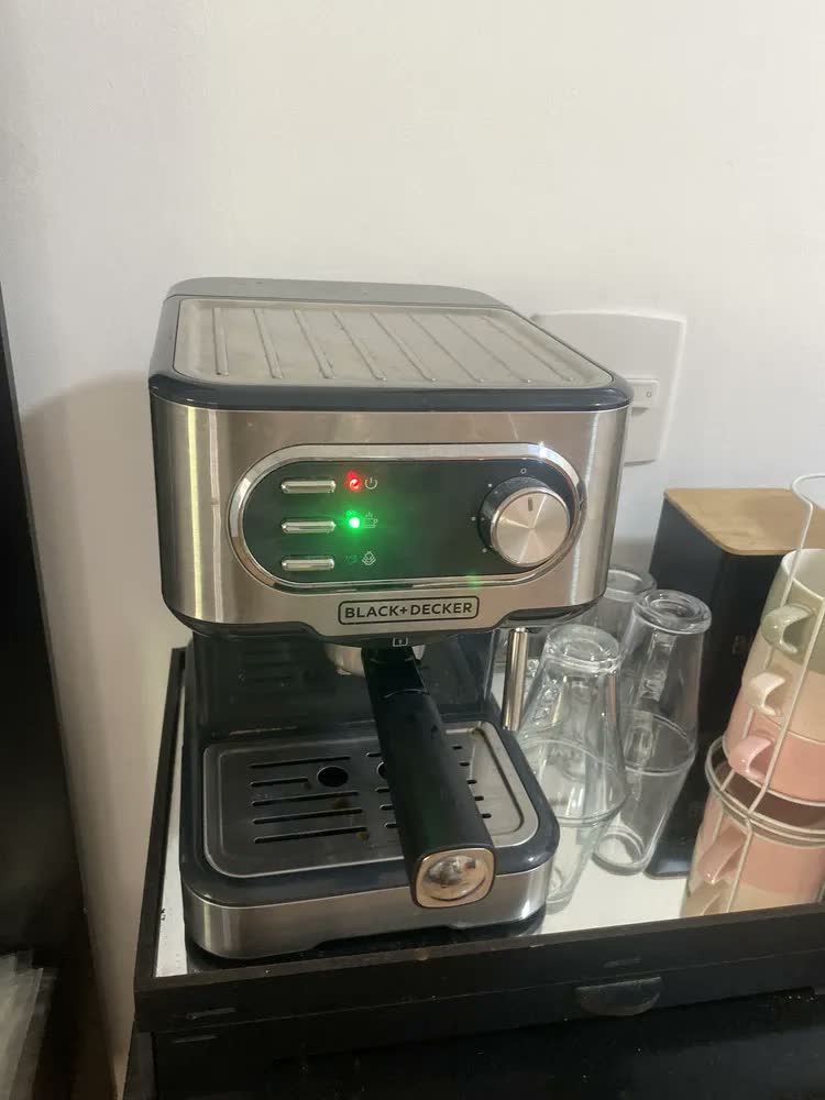foto de Cafeteira Elétrica BLACK+DECKER CE1100G Cápsulas Nespresso e Dolce Gusto 127V