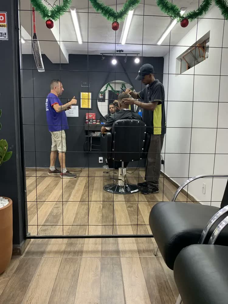 foto de Espelho Decorativo 80cm Para Salão De Beleza Alça + Suporte Moldura Preto