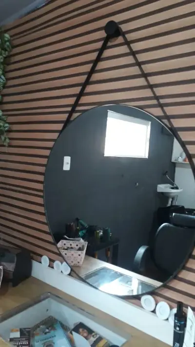 foto de Espelho Decorativo 80cm Para Salão De Beleza Alça + Suporte Moldura Preto