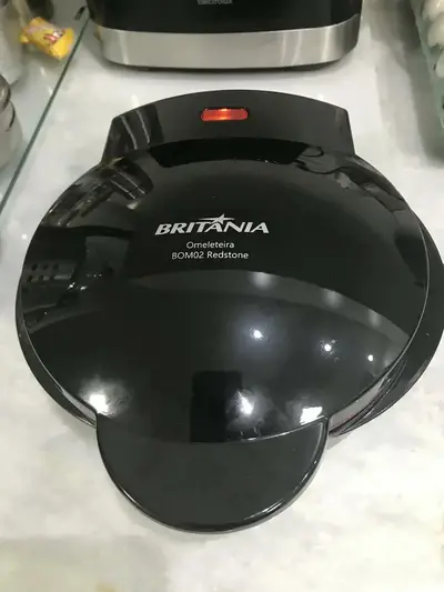 foto de Omeleteira Britânia Bom02p Antiaderente Redstone 750w Cor Preto 127 volts