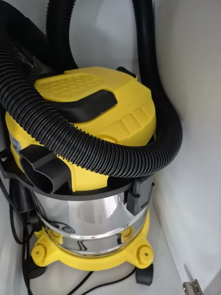 foto de Aspirador de Pó e Água Kärcher WDL 1s 1700W Tanque 12L Alcance de 7,5 m Filtro HEPA e Função Soprador