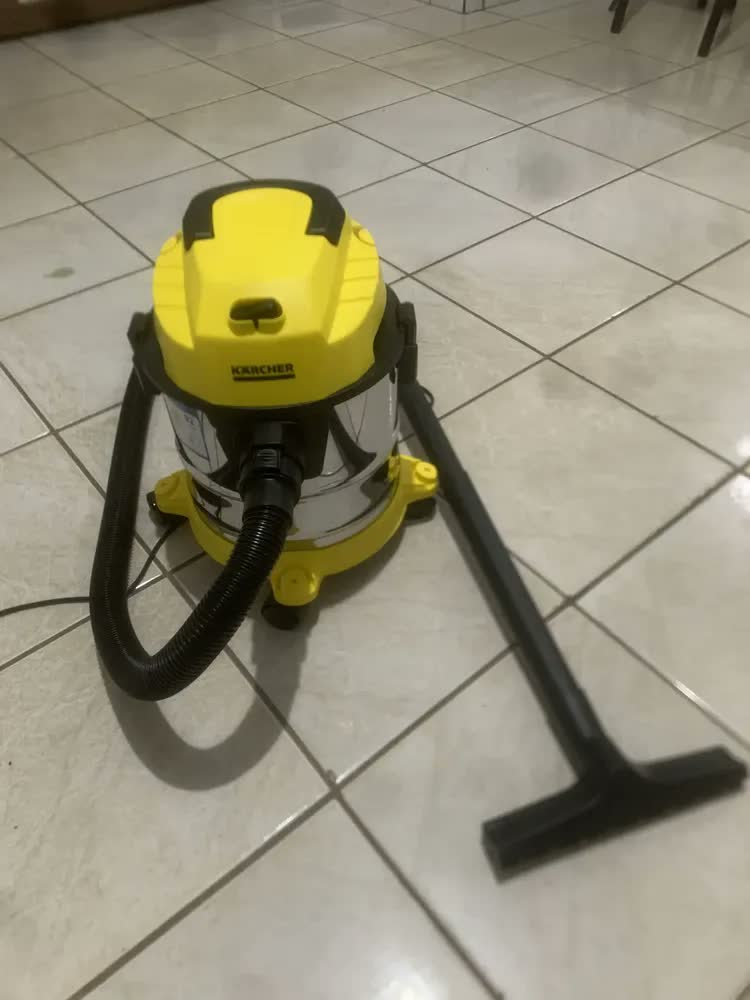 foto de Aspirador de Pó e Água Kärcher WDL 1s 1700W Tanque 12L Alcance de 7,5 m Filtro HEPA e Função Soprador