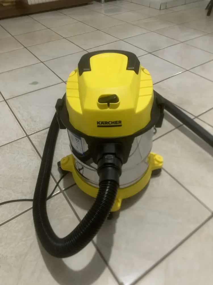 foto de Aspirador de Pó e Água Kärcher WDL 1s 1700W Tanque 12L Alcance de 7,5 m Filtro HEPA e Função Soprador