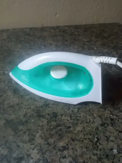 foto de Ferro de Passar a Seco Kian FP100 1300W com Base Antiaderente e Controle de Temperatura