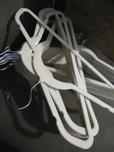 foto de Kit 30 Cabides Veludo Antideslizante Adulto Preto E Bege