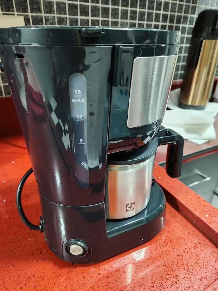 foto de Cafeteira Elétrica Electrolux Efficient com Jarra de aço Inox 15 xicaras 600ml ECM12