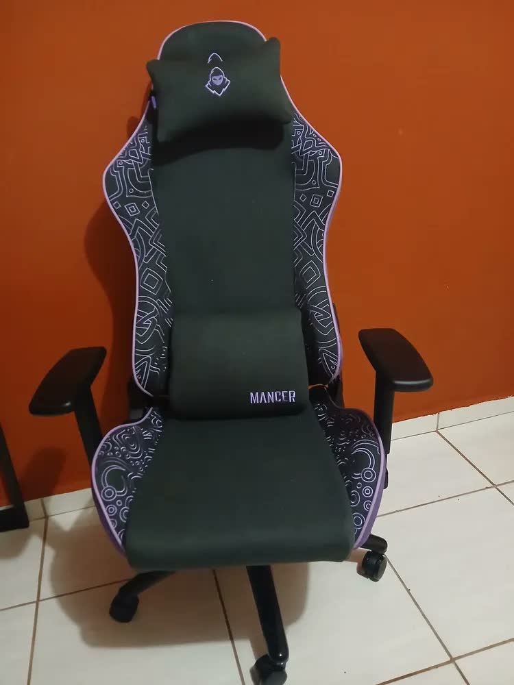 foto de Cadeira Gamer Mancer Tyr C Espuma Moldada Braco 3D Tecido Preto e Roxo MCR-TRC-FB