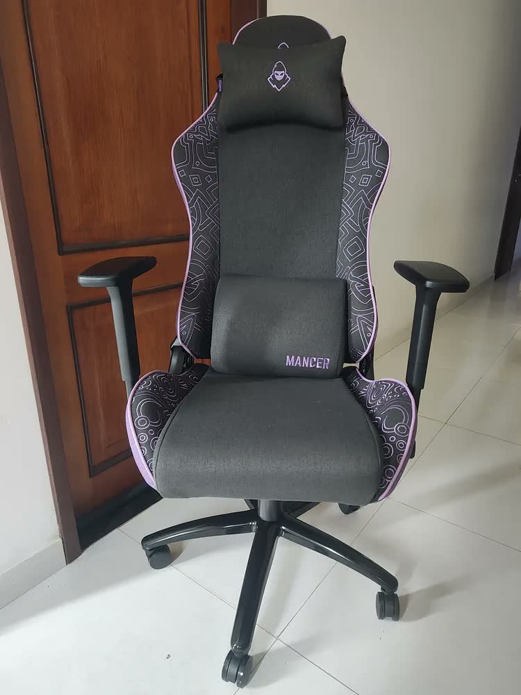 foto de Cadeira Gamer Mancer Tyr C Espuma Moldada Braco 3D Tecido Preto e Roxo MCR-TRC-FB