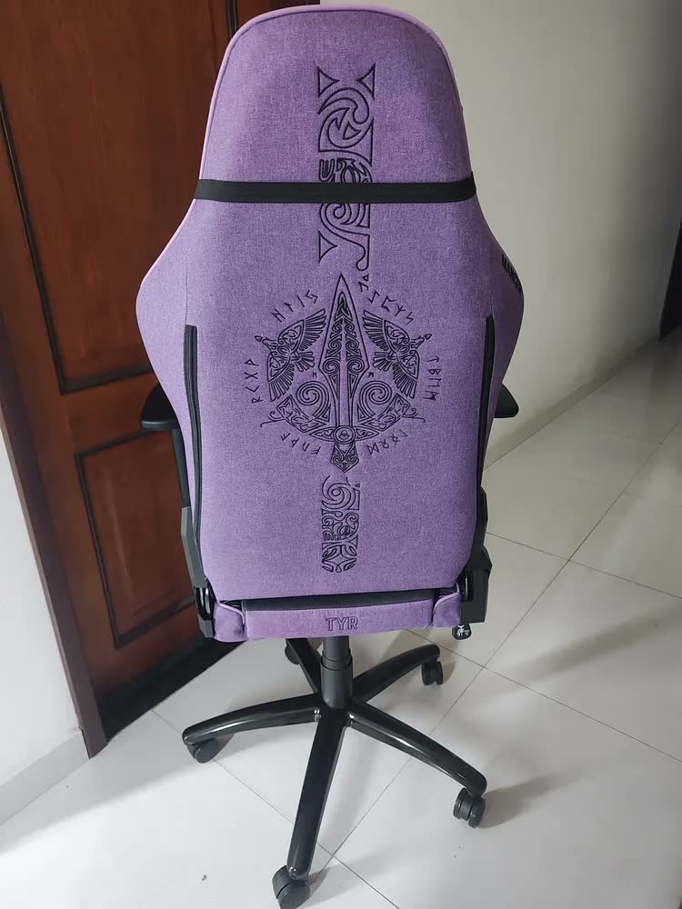 foto de Cadeira Gamer Mancer Tyr C Espuma Moldada Braco 3D Tecido Preto e Roxo MCR-TRC-FB