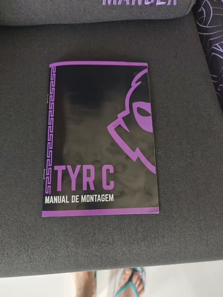 foto de Cadeira Gamer Mancer Tyr C Espuma Moldada Braco 3D Tecido Preto e Roxo MCR-TRC-FB