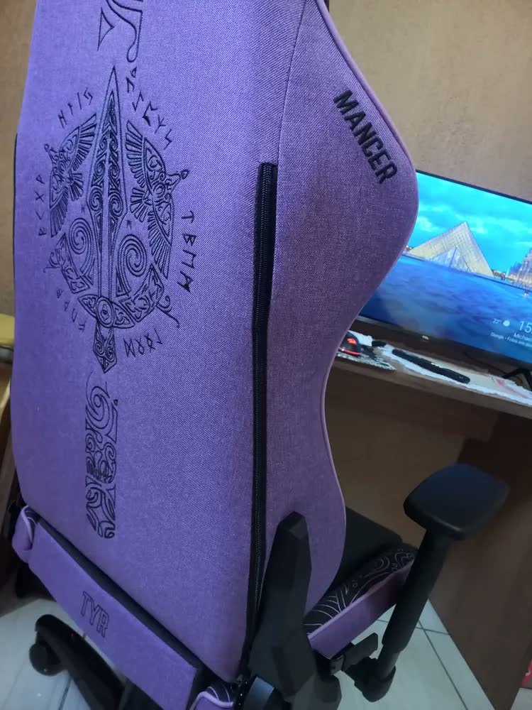 foto de Cadeira Gamer Mancer Tyr C Espuma Moldada Braco 3D Tecido Preto e Roxo MCR-TRC-FB