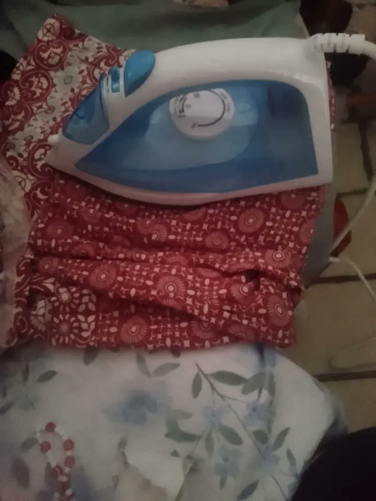 foto de Ferro De Passar A Vapor Britânia Base Antiaderente Bfv07 Cor Azul