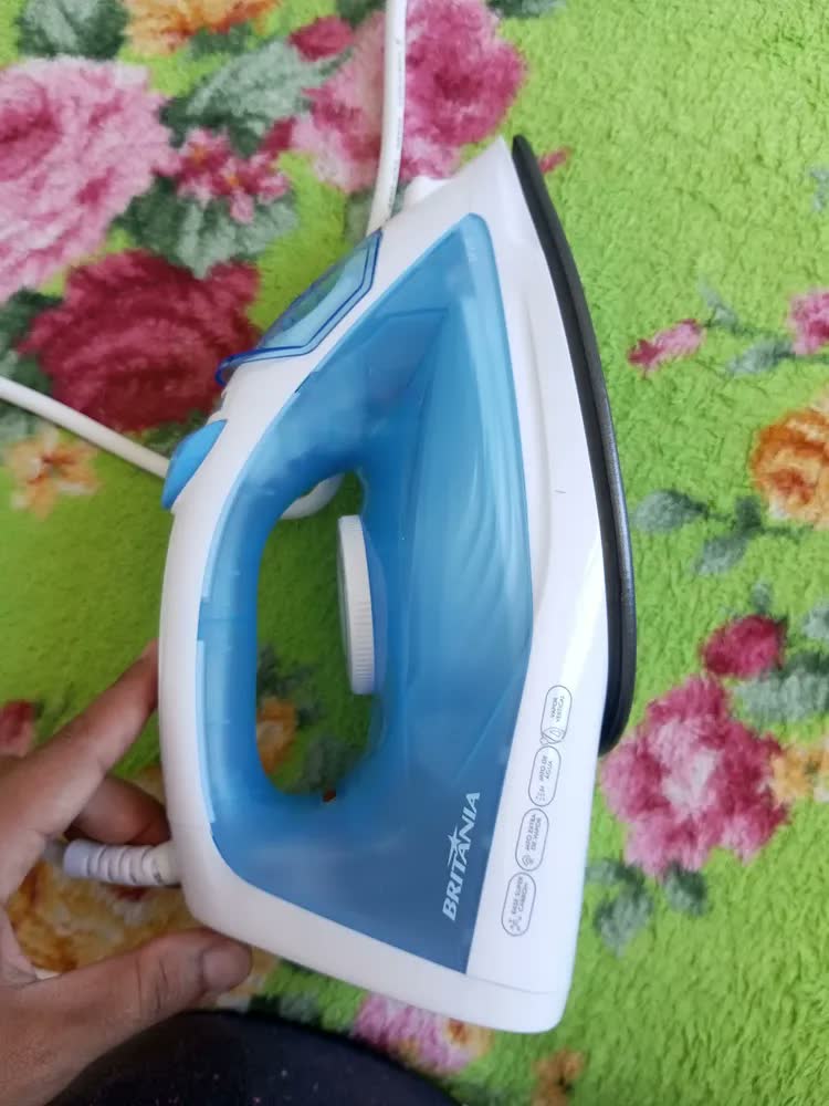 foto de Ferro De Passar A Vapor Britânia Base Antiaderente Bfv07 Cor Azul