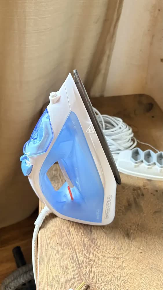 foto de Ferro De Passar A Vapor Britânia Base Antiaderente Bfv07 Cor Azul