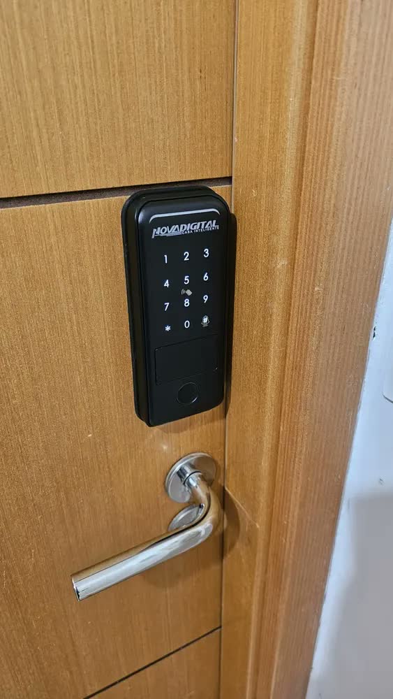 foto de Fechadura Inteligente Eletrônica Sobrepor Wifi Novadigital SM-07 Biometria Digital Senha Cartão Chave Sem Maçaneta Preta