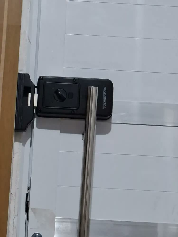 foto de Fechadura Inteligente Eletrônica Sobrepor Wifi Novadigital SM-07 Biometria Digital Senha Cartão Chave Sem Maçaneta Preta