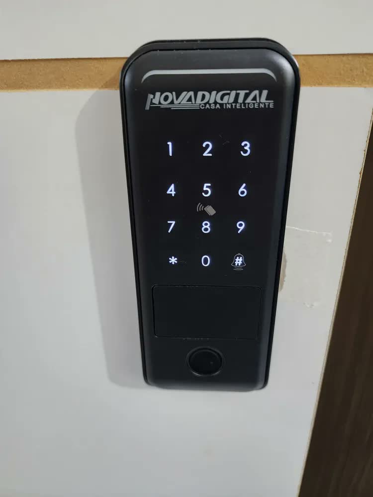 foto de Fechadura Inteligente Eletrônica Sobrepor Wifi Novadigital SM-07 Biometria Digital Senha Cartão Chave Sem Maçaneta Preta