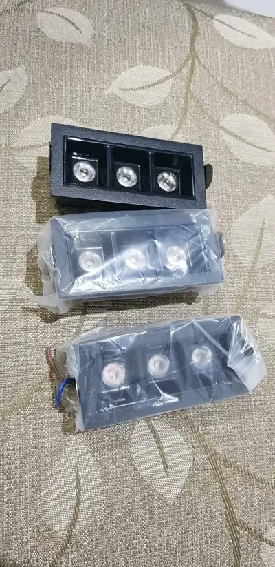foto de Spot Embutir LED VLED Preto 6W Teto 3000K Picco Triplo Linear Quadrado