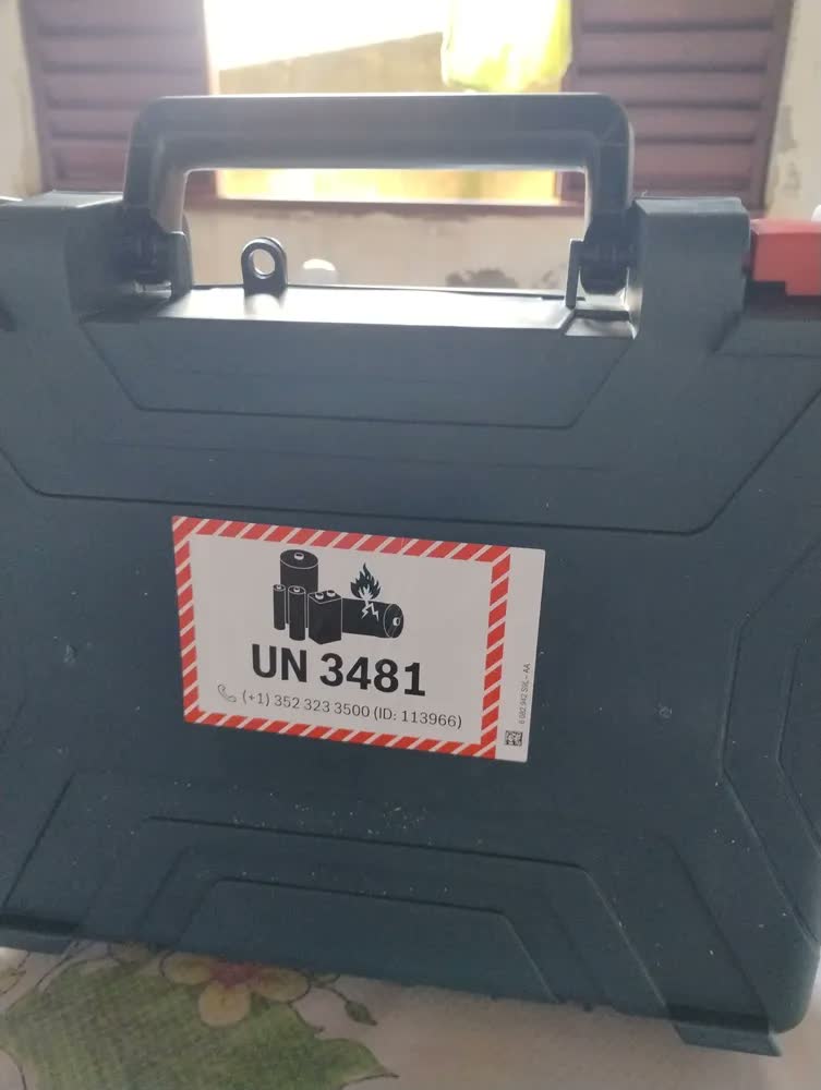 foto de Parafusadeira E Furadeira De Impacto Bosch A Bateria 18v Maleta - Gsb 183-li Com Kit Brocas Buchas E Bits 300 Peças
