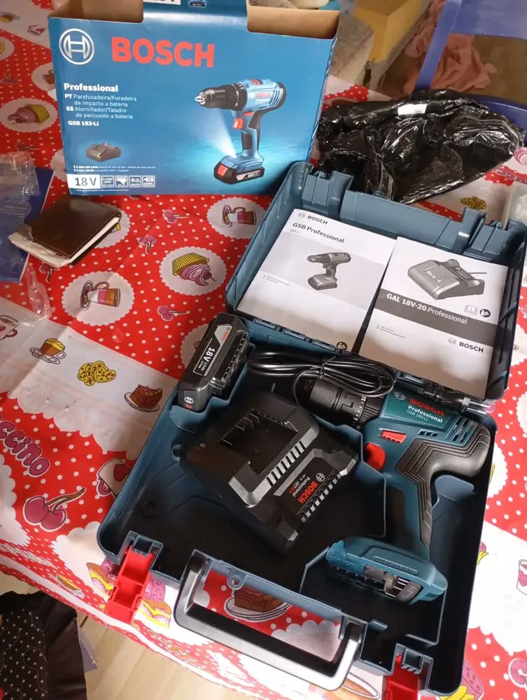 foto de Parafusadeira E Furadeira De Impacto Bosch A Bateria 18v Maleta - Gsb 183-li Com Kit Brocas Buchas E Bits 300 Peças