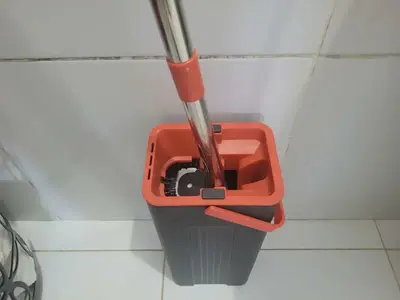 foto de Mop Esfregão Duo Giratório Desmontável Duas Águas Cesto Inox Cor Cinza-escuro