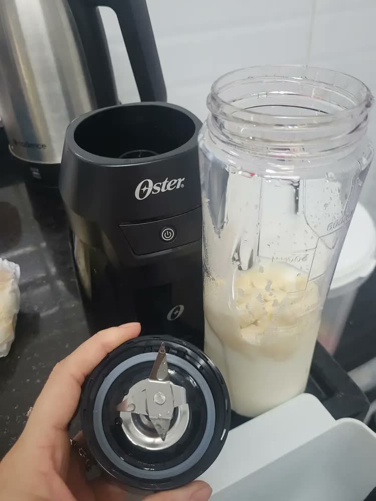 foto de Liquidificador Portátil 700w C/ 2 Jarras To Go Blender Oster